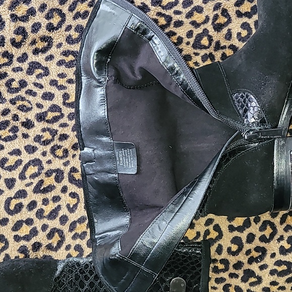 Vince Camuto black leather and suede boots. Size 5.5 - Picture 12 of 16
